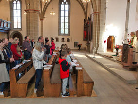 Vorstellung der Kommunionkinder in St. Crescentius (Foto: Norbert Müller) Vorstellung der Kommunionkinder in St. Crescentius (Foto: Norbert Müller)